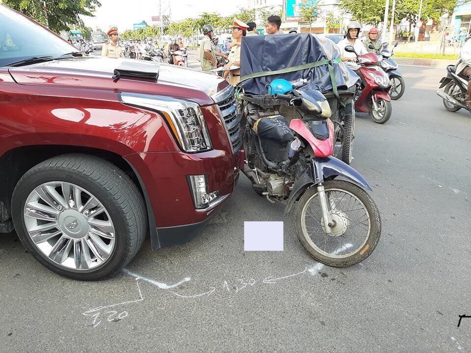 Thiệt hại của chiếc SUV hạng sang Cadillac Escalade kh&aacute; nghi&ecirc;m trọng