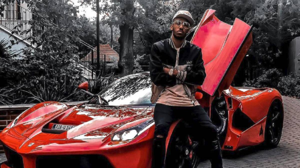 C&ograve;n đ&acirc;y l&agrave; bộ &aacute;o nguy&ecirc;n bản Ferrari LaFerrari của sao Arsenal