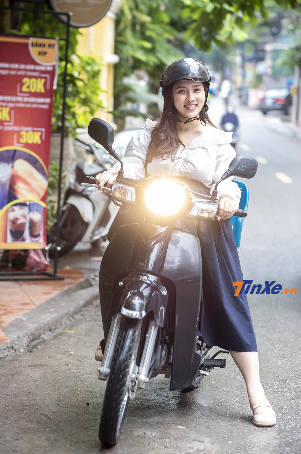 Bảo Tr&acirc;m cho biết c&ocirc; sẽ c&ograve;n gắn b&oacute; với chiếc xe Honda Super Cub 110cc n&agrave;y th&ecirc;m một thời gian d&agrave;i nữa.