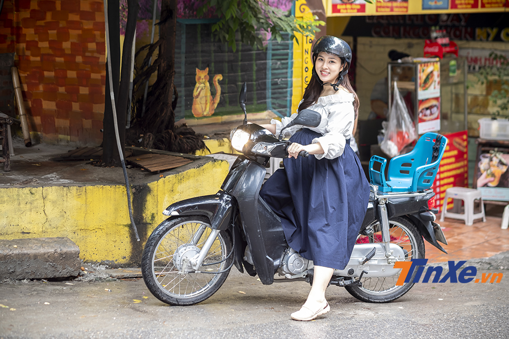 Nữ ca sĩ Bảo Tr&acirc;m vẫn thường sử dụng chiếc xe Honda Super Cub 110cc để di chuyển h&agrave;ng ng&agrave;y. Ph&iacute;a sau đ&atilde; được c&ocirc; lắp th&ecirc;m ghế trẻ em để c&oacute; thể chở c&ocirc; con g&aacute;i đầu l&ograve;ng.