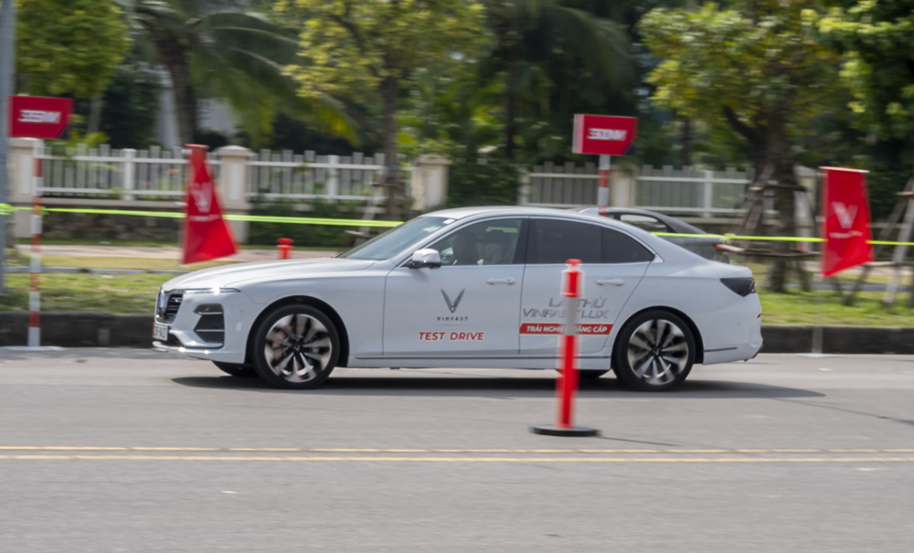 VinFast Lux A2.0 cho thấy m&igrave;nh l&agrave; một mẫu sedan kh&aacute; linh hoạt, cảm gi&aacute;c l&aacute;i tốt.