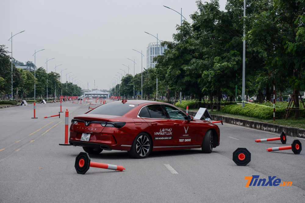 Cuối b&agrave;i chạy số 2, người l&aacute;i sẽ điều khiển VinFast Lux thực hiện động t&aacute;c quay đầu để tiến v&agrave;o b&agrave;i l&aacute;i thử số 3: tăng ga 0 &ndash; 80 km/h v&agrave; phanh đột ngột