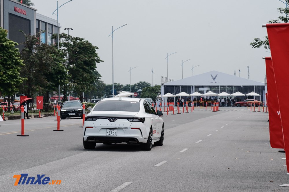 Phanh đột ngột ở tốc độ 80 km/h, những chiếc VinFast Lux vẫn kh&aacute; vững v&agrave;ng, kh&ocirc;ng bị &ldquo;vẫy&rdquo;