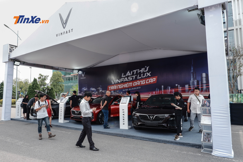 VinFast cũng sắp xếp một khu vực trưng b&agrave;y sản phẩm cho kh&aacute;ch h&agrave;ng c&oacute; nhu cầu t&igrave;m hiểu th&ecirc;m về xe