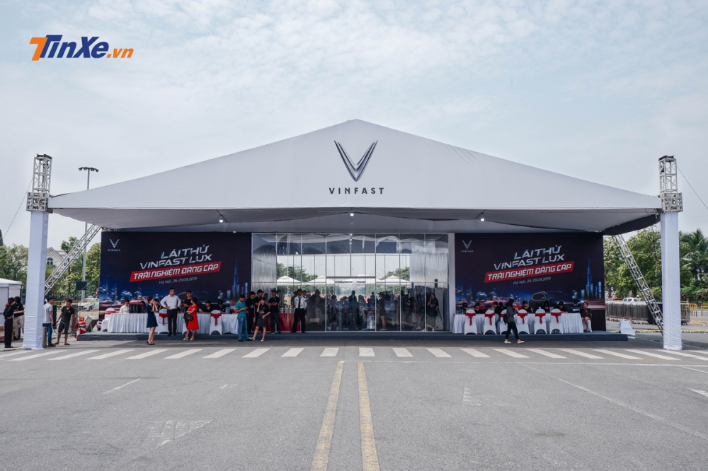 Trong khu&ocirc;n vi&ecirc;n của sự kiện, VinFast c&oacute; chuẩn bị một nh&agrave; chờ l&aacute;i thử cho kh&aacute;ch h&agrave;ng với tiệc ngọt cũng như điều h&ograve;a kh&ocirc;ng kh&iacute; 