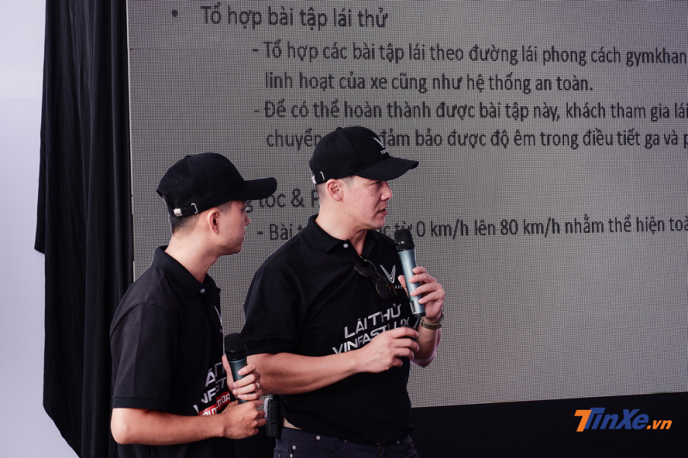 Trước khi ra s&acirc;n l&aacute;i thử, kh&aacute;ch h&agrave;ng sẽ được c&aacute;c chuy&ecirc;n gia nước ngo&agrave;i đến từ PitCrew phổ biến quy tắc cũng như hướng dẫn qua c&aacute;c b&agrave;i chạy thử