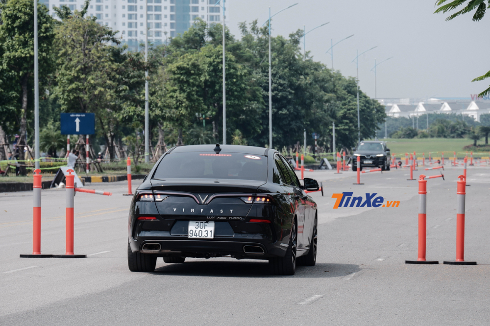 Nhằm đảm bảo an to&agrave;n, c&aacute;c chuy&ecirc;n gia của PitCrew sắp xếp mỗi xe chạy c&aacute;ch nh&agrave;u một b&agrave;i l&aacute;i thử. Tức c&oacute; nghĩa sau khi ho&agrave;n th&agrave;nh b&agrave;i số 1, kh&aacute;ch h&agrave;ng sẽ phải chờ ở vạch định sẵn đến khi xe trước đ&oacute; thực hiện xong b&agrave;i l&aacute;i thử số 2