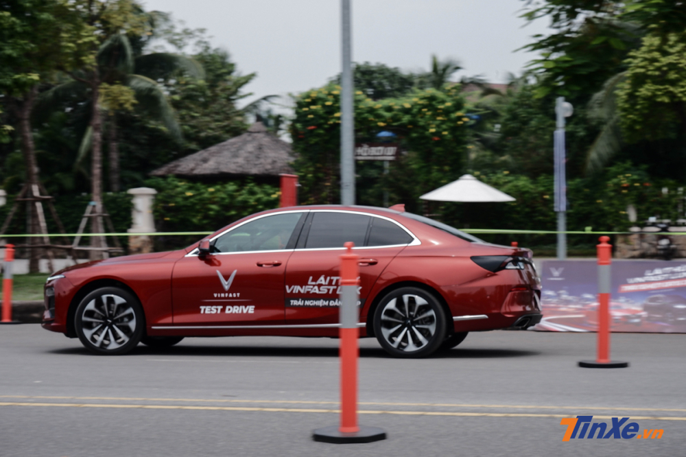 B&agrave;i l&aacute;i thử số 2 được sắp xếp theo phong c&aacute;ch gymkhana với đường chạy được thiết kế bẻ l&aacute;i 1 c&aacute;ch đột ngột