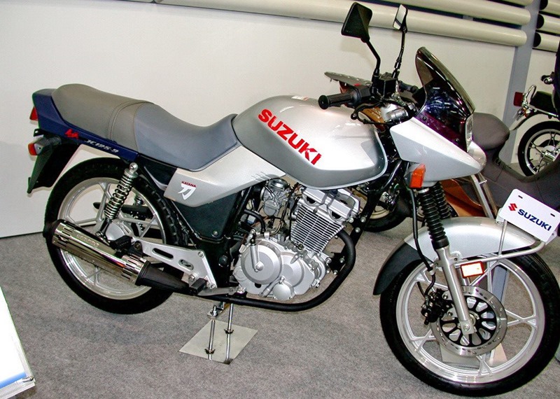 Suzuki từng cho ra mắt Katana GF125 tại thị trường Trung Quốc với d&aacute;ng vẻ kh&aacute; cũ kĩ