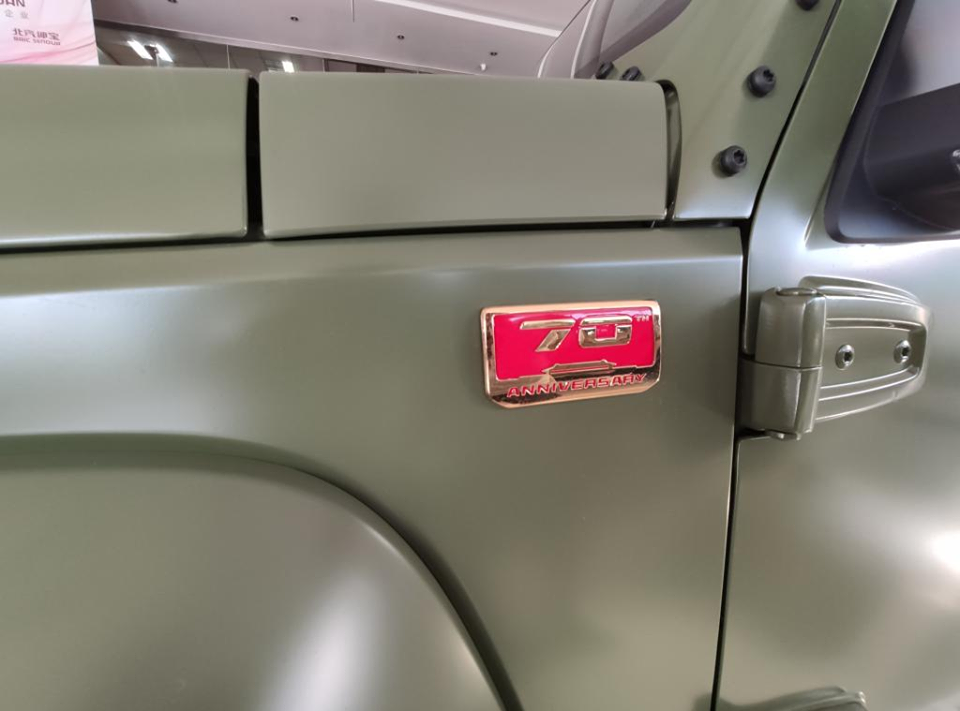 Logo 70 Anniversary Edition xuất hiện khắp nơi
