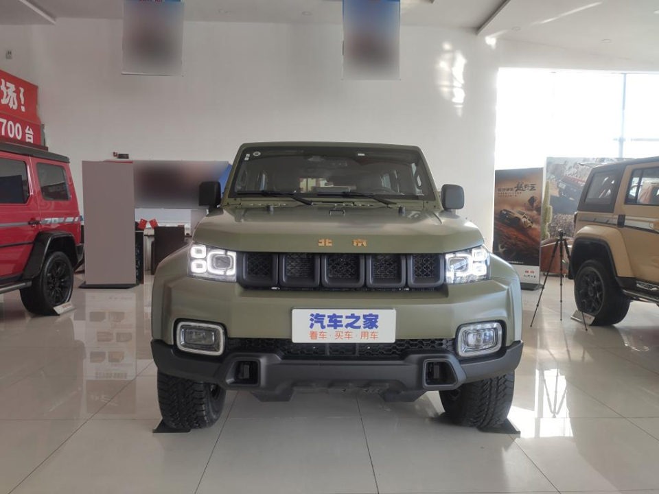 BAIC BJ40 70 Anniversary Edition được sơn m&agrave;u xanh nh&aacute;m qu&acirc;n đội