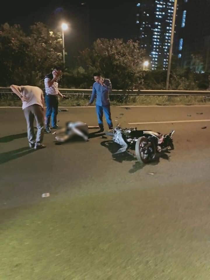 C&ocirc; g&aacute;i nằm bất động giữa đại lộ Thăng Long sau vụ tai nạn
