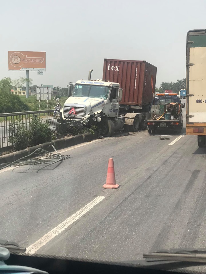 Chiếc xe container c&ograve;n lại leo l&ecirc;n dải ph&acirc;n c&aacute;ch giữa đường