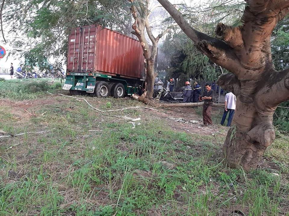 Chiếc xe container chưa r&otilde; biển kiểm so&aacute;t lao v&agrave;o cổng c&ocirc;ng ty đ&oacute;ng t&agrave;u Ho&agrave;ng Gia