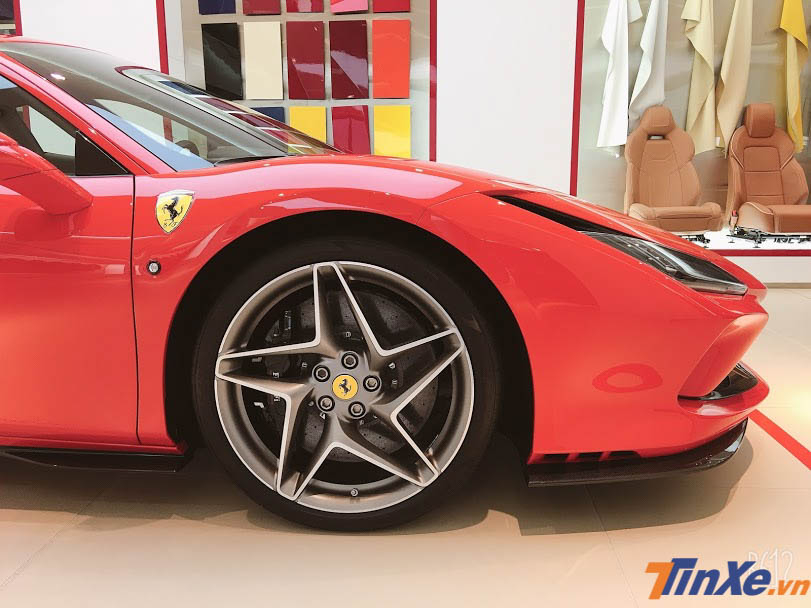 Mức gi&aacute; b&aacute;n của Ferrari F8 Tributo tại Singapore chưa bao gồm chi ph&iacute; mua giấy ph&eacute;p sử dụng xe COE