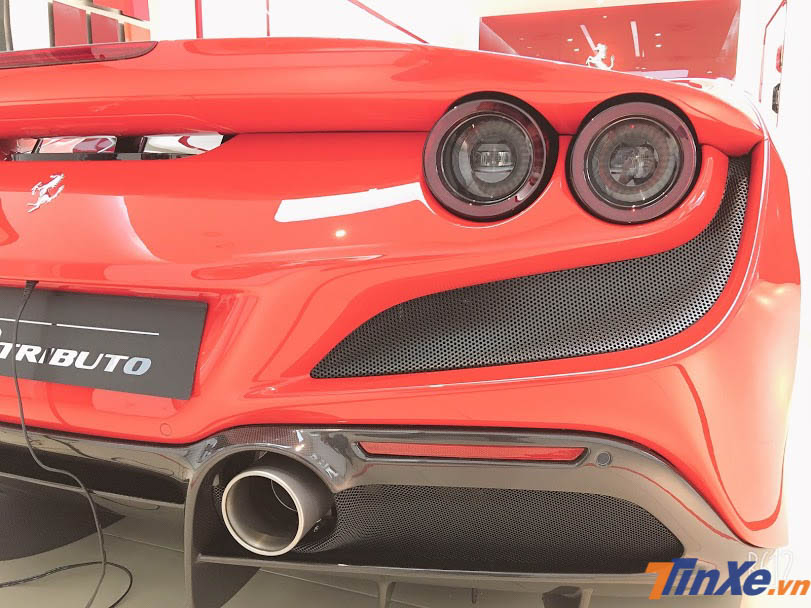 B&ecirc;n cạnh hốc gi&oacute; S-Duct, mặt tiền của Ferrari F8 Tributo c&ograve;n rất ấn tượng với đ&egrave;n pha LED thiết kế sắc sảo cũng như đ&egrave;n hậu đ&ocirc;i đẹp mắt