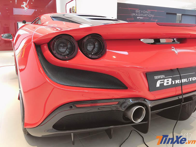 Chưa hết, phần đu&ocirc;i xe của si&ecirc;u xe Ferrari F8 Tributo c&ograve;n c&oacute; khuếch t&aacute;n thể theo, ống xả dạng tr&ograve;n đối xứng v&agrave; lưới tản nhiệt thể thao