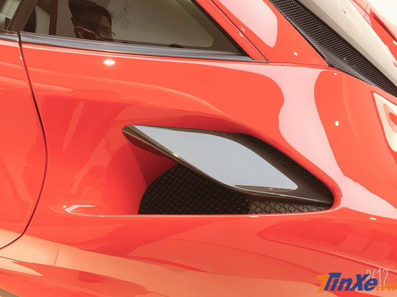 Ngo&agrave;i m&agrave;u sơn đỏ, chiếc si&ecirc;u xe Ferrari F8 Tributo ở Singapore c&ograve;n c&oacute; nhiều chi tiết bằng carbon để tạo điểm nhấn cũng như gi&uacute;p xe giảm trọng lượng