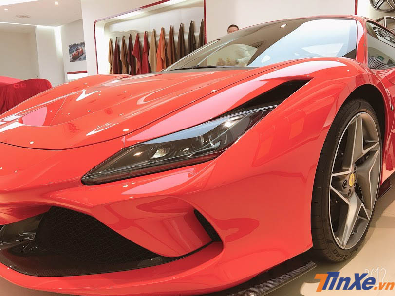 Si&ecirc;u xe Ferrari F8 Tributo cũng c&oacute; hốc gi&oacute; S-Duct lấy cảm hứng từ xe C&ocirc;ng thức 1 giống như Ferrari 488 Pista
