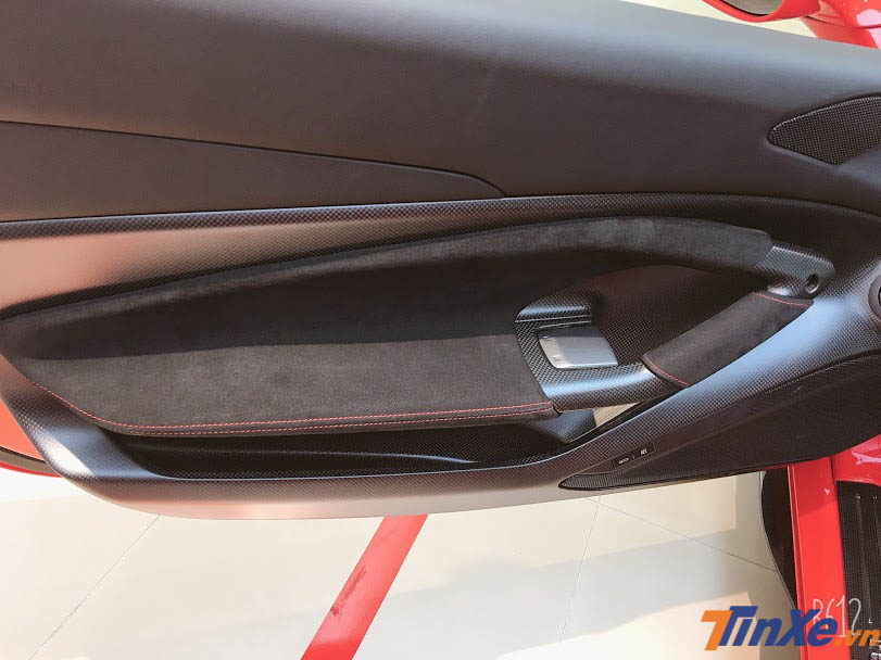 Mở cửa bước v&agrave;o trong khoang l&aacute;i của Ferrari F8 Tributo, nội thất xe ch&agrave;o đ&oacute;n người đối diện với da cao cấp v&agrave; c&ograve;n c&oacute; cả sợi carbon ốp hai b&ecirc;n th&agrave;nh cửa xe c&ugrave;ng chỉ kh&acirc;u m&agrave;u đỏ