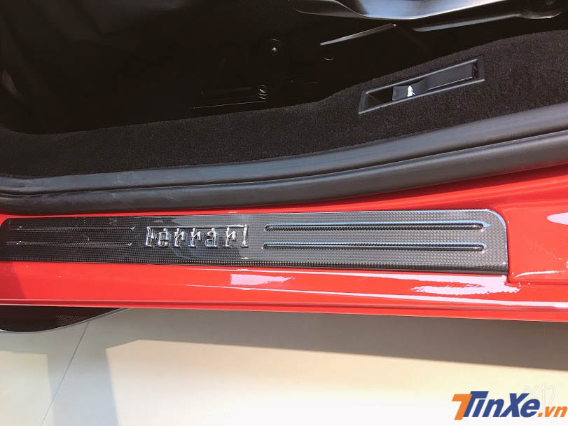 Bậc cửa của si&ecirc;u xe Ferrari F8 Tributo bằng carbon