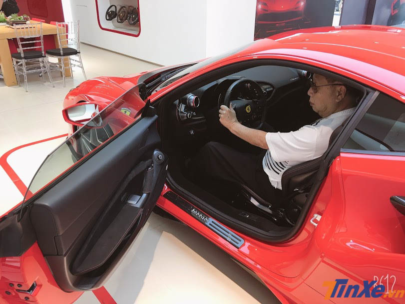 Một kh&aacute;ch h&agrave;ng của Ferrari Singapore đi xem si&ecirc;u xe Ferrari F8 Tributo v&agrave;o chiều h&ocirc;m qua