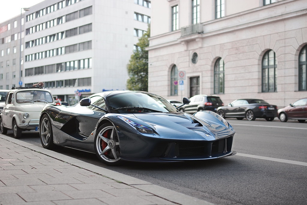 Rất &iacute;t xe Ferrari LaFerrari chọn ngoại thất sơn m&agrave;u xanh Blu Ahrabian
