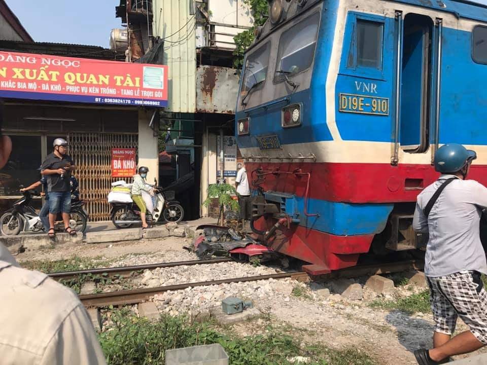 Chiếc xe máy vỡ nát sau khi bị kéo lê hơn 30m trên đường ray