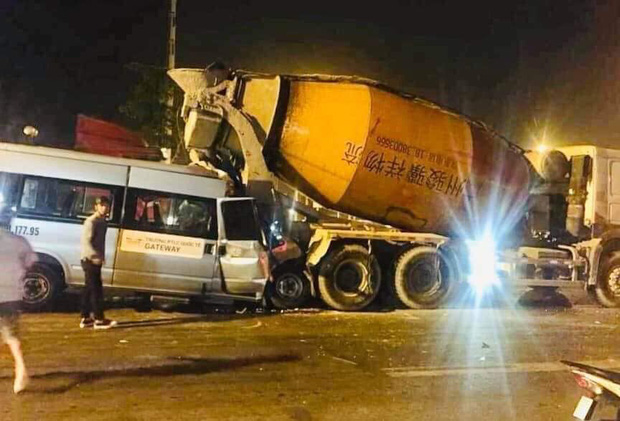 Hiện trường vụ tai nạn tối ngày 26/9/2019 giữa xe ô tô 16 chỗ và xe bồn tại Hà Nội (Ảnh: Facebook)