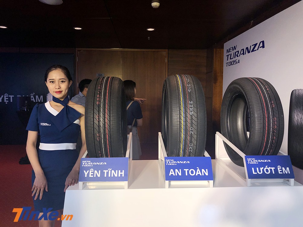 Với cặp đ&ocirc;i lốp Turanza T005A v&agrave; Alenza AL01, Bridgestone mang đến trải nghiệm cho những kh&aacute;ch h&agrave;ng sở hữu xe sedan, CUV v&agrave; SUV.