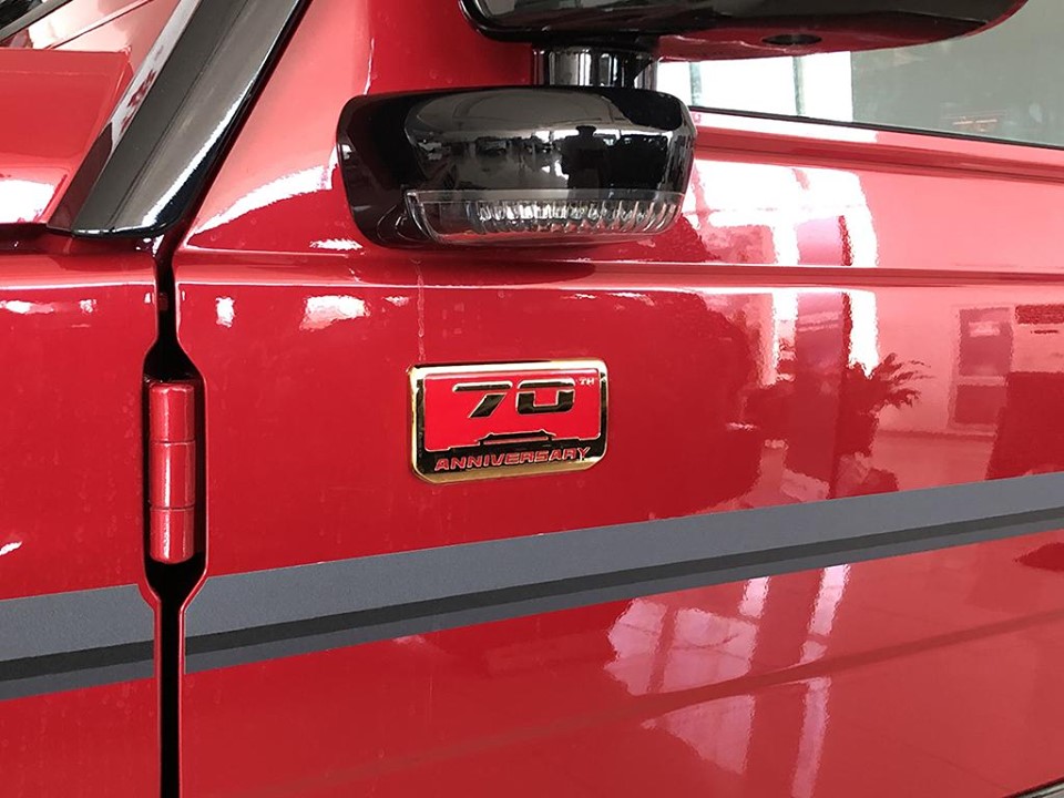 Logo đặc biệt tr&ecirc;n cửa của BAIC BJ80 70 Anniversary Edition