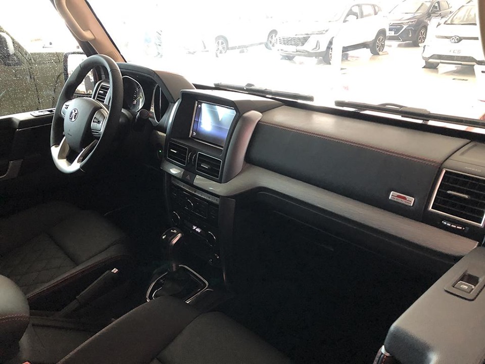 Nội thất b&ecirc;n trong BAIC BJ80 70 Anniversary Edition