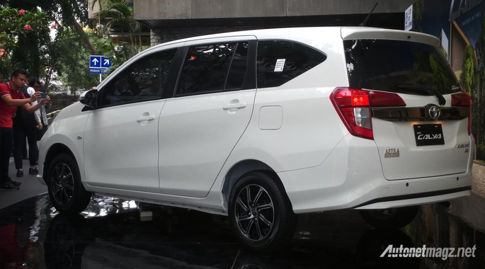 Toyota Calya 2020 được trang bị đ&egrave;n hậu theo phong c&aacute;ch của Innova