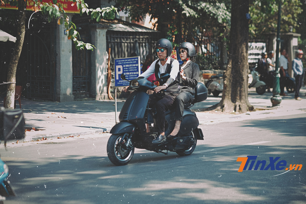 Cặp đ&ocirc;i Anh Tuấn - Loan Nguyễn c&ugrave;ng xuất hiện tr&ecirc;n chiếc Vespa Sprint ABS độ kh&aacute; lạ mắt.