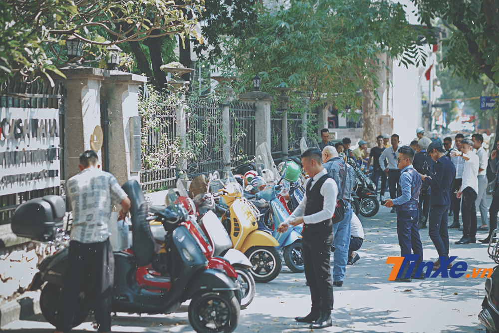Sự kiện DGR 2019 năm nay thu h&uacute;t được sự tham gia của một số lượng lớn những qu&yacute; &ocirc;ng chơi xe Vespa tại H&agrave; Nội.