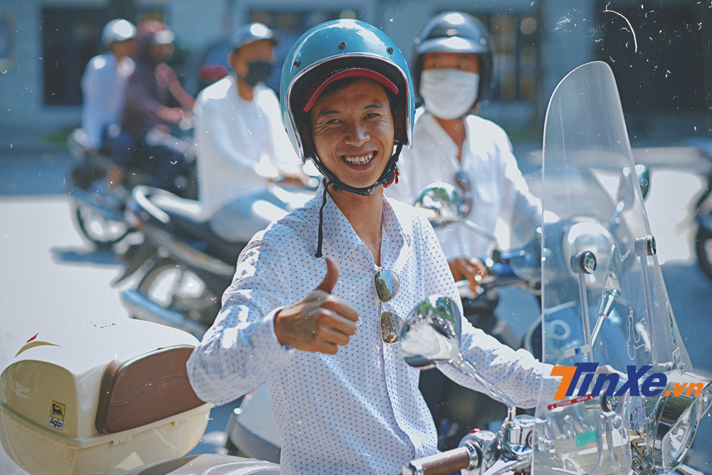 Anh L&ecirc; Ho&agrave;i S&acirc;m - người được mệnh danh l&agrave; b&aacute;c sĩ của những người chơi xe Vespa tại H&agrave; Nội.