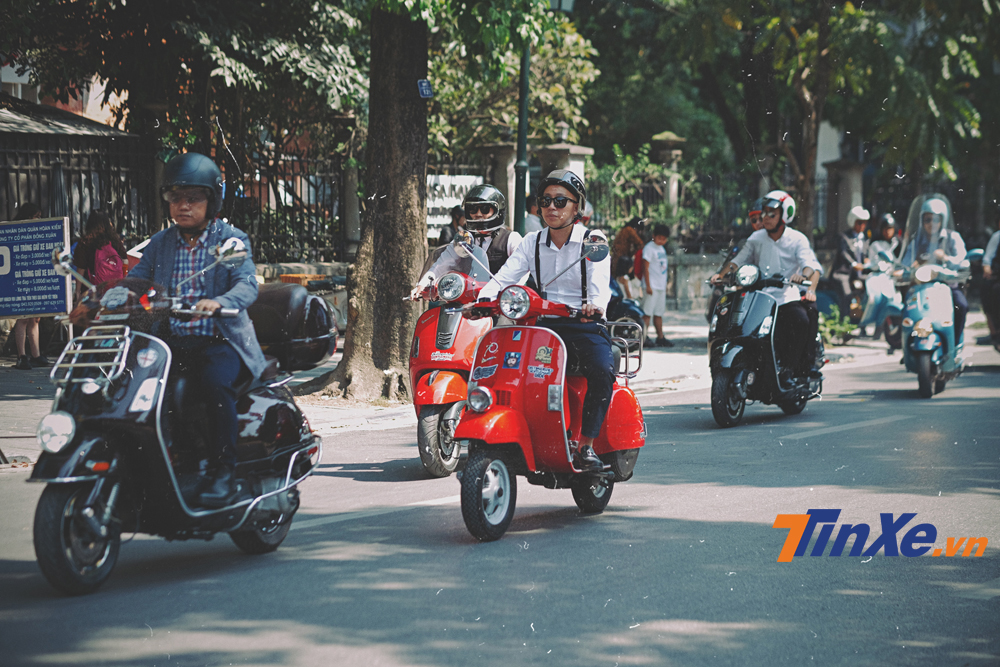 Chiếc Vespa PX được độ th&ecirc;m đ&egrave;n gắn chắn b&ugrave;n trước kh&aacute; th&uacute; vị.