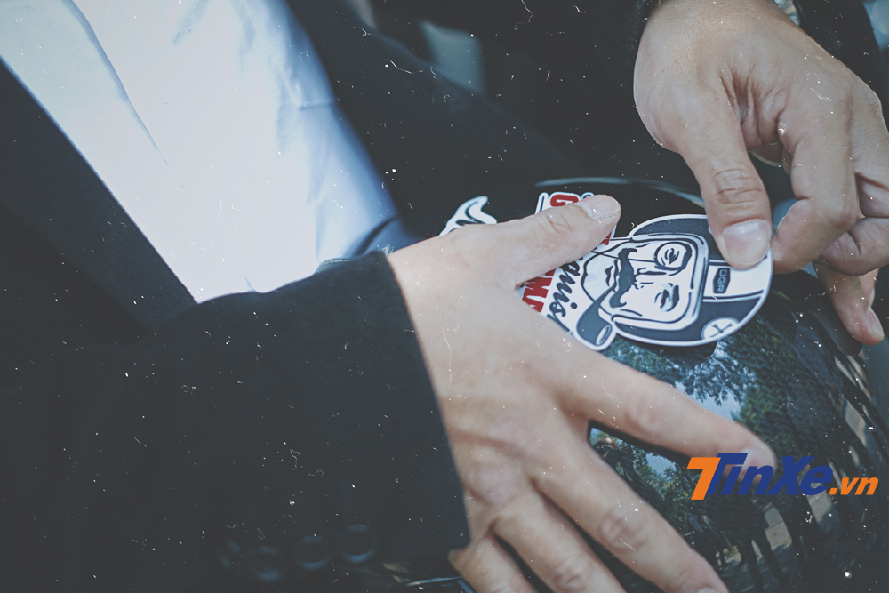 Sticker của chương tr&igrave;nh đang được c&aacute;c qu&yacute; &ocirc;ng d&aacute;n l&ecirc;n xe, mũ bảo hiểm như một bảo chứng cho sự tham gia của m&igrave;nh với sự kiện DGR 2019.