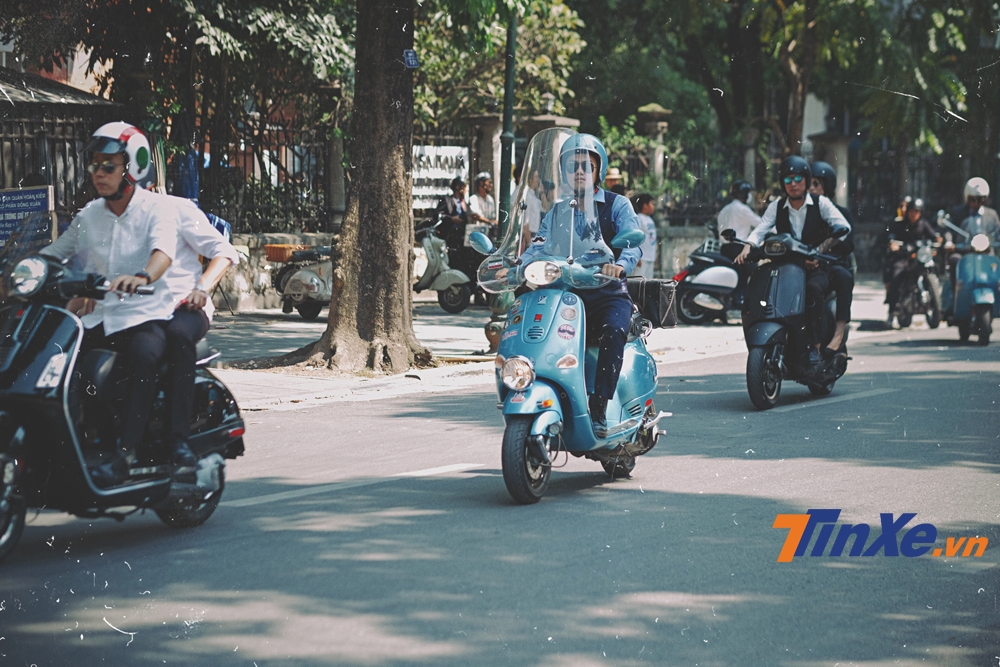 Tương tự như chiếc Vespa PX, chiếc Vespa ET n&agrave;y cũng được độ th&ecirc;m đ&egrave;n theo phong c&aacute;ch Vespa GTV, Vespa LXV.