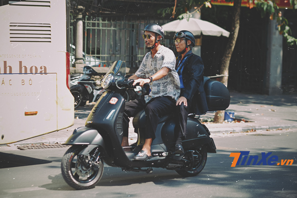Một qu&yacute; &ocirc;ng c&ograve;n đưa cả bố m&igrave;nh đi c&ugrave;ng để chia sẻ cảm x&uacute;c của những qu&yacute; &ocirc;ng chơi xe.