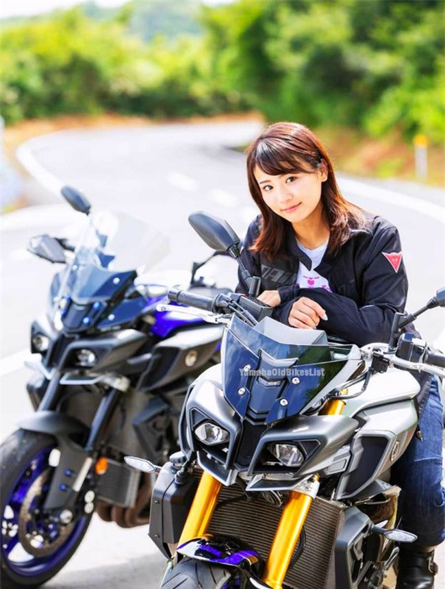 Natsumi Hirajima tr&ecirc;n chiếc Yamaha MT-10