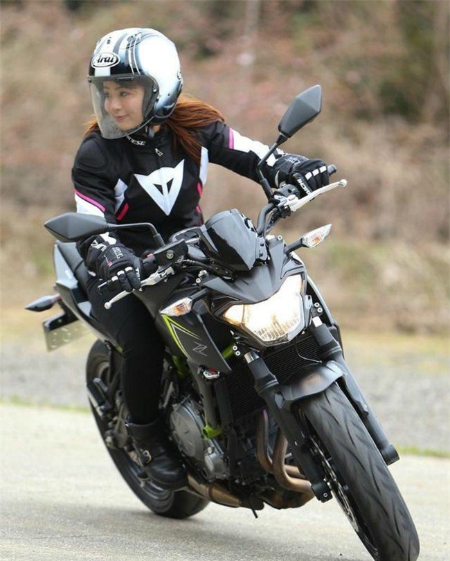Chạy Gymkhana tr&ecirc;n Kawasaki Z650