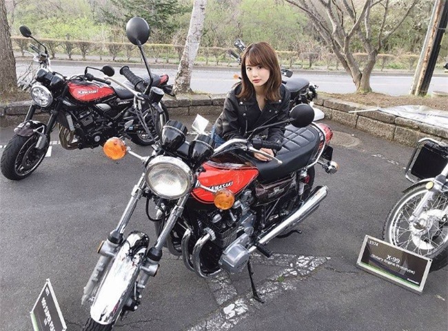 Tạo d&aacute;ng b&ecirc;n xe cổ Kawasaki