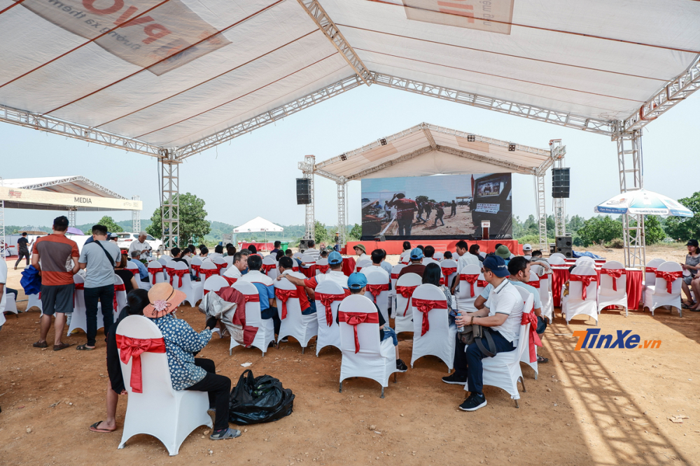 Khu vực nghỉ ngơi cho kh&aacute;n giả c&oacute; m&agrave;n h&igrave;nh rộng để xem livestream trực tiếp