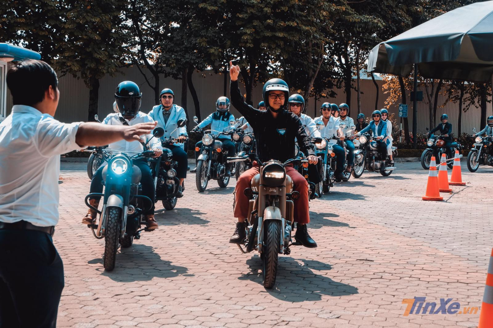 Từng đo&agrave;n xe, từng nh&oacute;m hội c&ugrave;ng bộ c&aacute;nh bảnh bao nhất v&agrave; chiếc xe của m&igrave;nh tiến về khu vực sự kiện