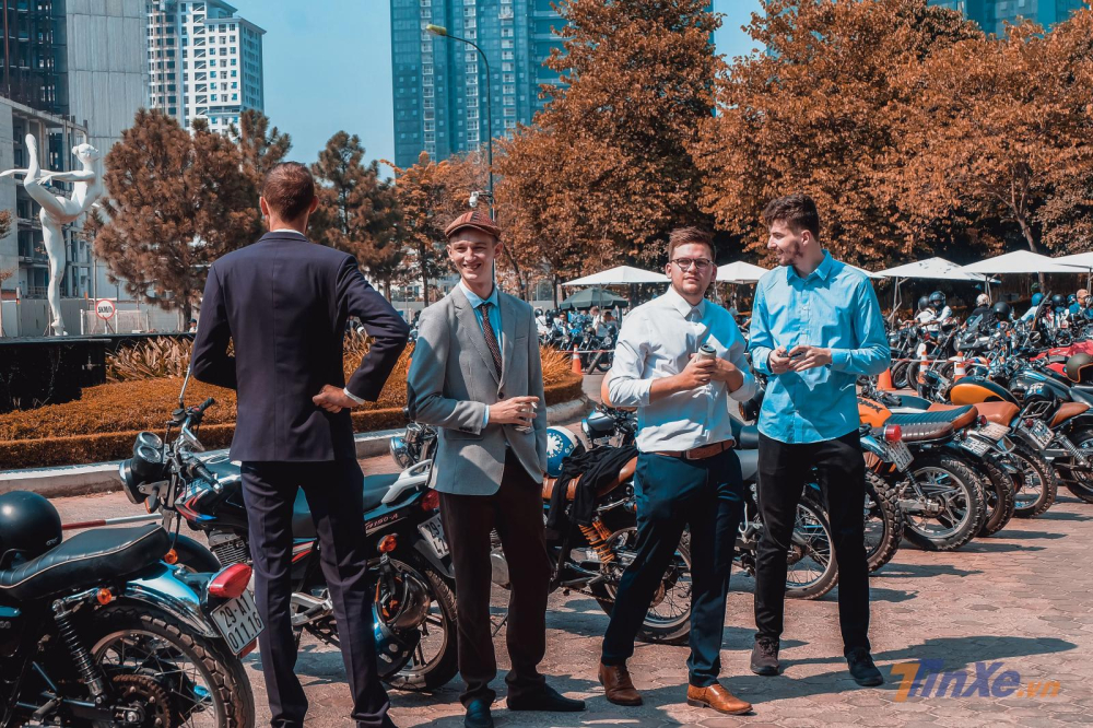 Sự kiện được diễn ra từ 1h30' chiều, c&aacute;c qu&yacute; &ocirc;ng đ&atilde; tập trung rất đ&ocirc;ng tại khu vực Ciputra l&agrave; nơi diễn ra sự kiện ch&iacute;nh