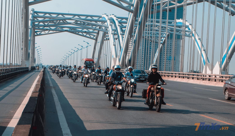 Đến giờ G, đo&agrave;n xe l&ecirc;n đường đi diễu h&agrave;nh qua c&aacute;c con phố với những bộ suit lịch l&atilde;m, những chiếc xe đậm chất cổ điển