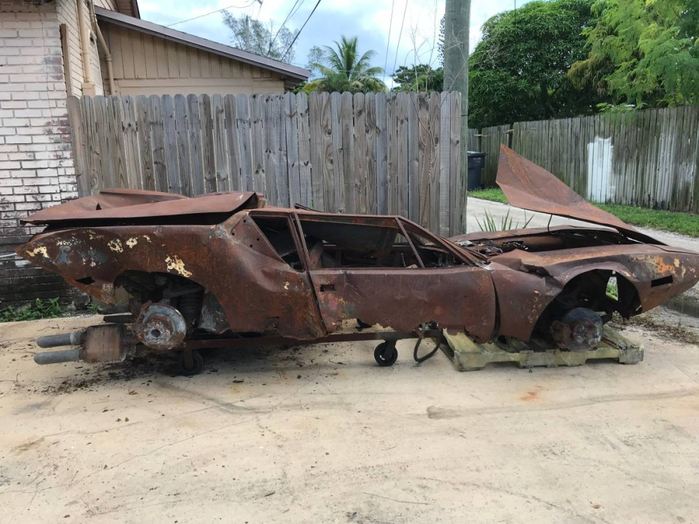 Chiếc De Tomaso Pantera n&agrave;y bị hư hỏng nặng sau một vụ ch&aacute;y