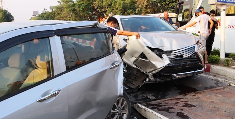 Hiện trường vụ tai nạn liên hoàn tại ngã tư Ga của thành phố Vinh Hiện trường vụ tai nạn liên hoàn tại ngã tư Ga của thành phố Vinh