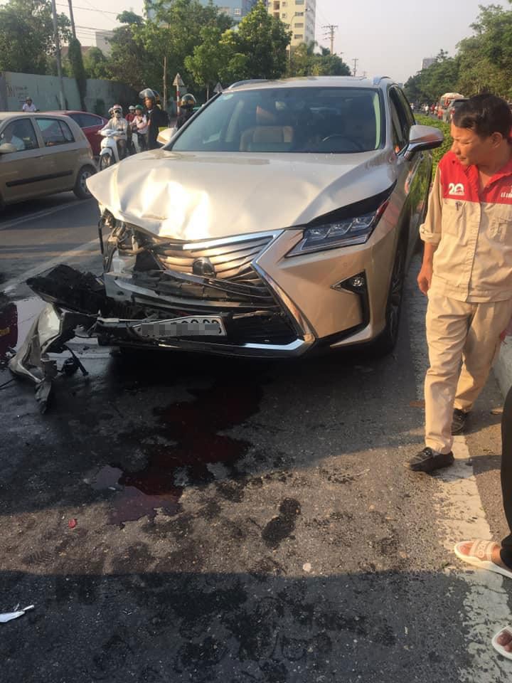 Chiếc Lexus RX bị hư hỏng nặng phần đầu xe Chiếc Lexus RX bị hư hỏng nặng phần đầu xe